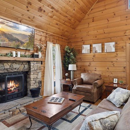 סביירוויל Cozy Family Friendly Cabin With Hot Tub, Near Gatlinburg, Pigeon Forge, Dollywood מראה חיצוני תמונה